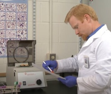 Клиника лечения наркозависимости в Туймазы Врач в кабинете клиники