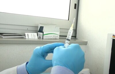 Проведение кодирования Вивитролом в Туймазы Шприц с Вивитролом в руках у врача